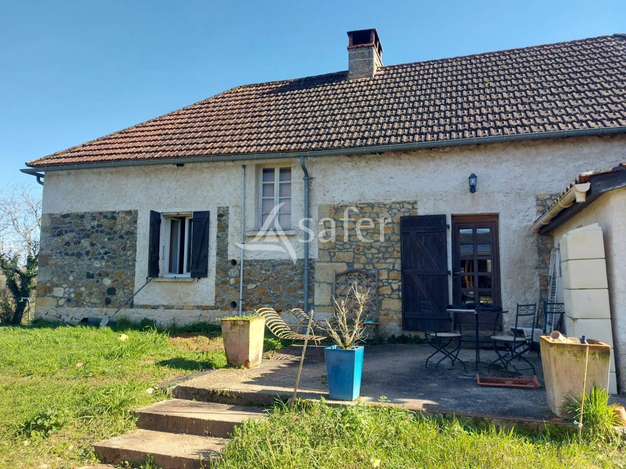 Belle propri&eacute;t&eacute; b&acirc;tie sur 18ha de pr&eacute;s et bois en P&eacute;rigord