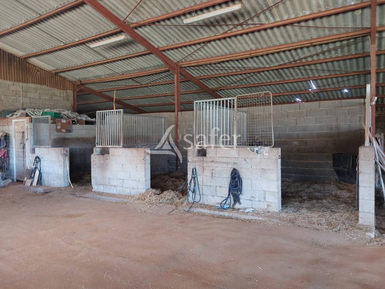 Belle propri&eacute;t&eacute; b&acirc;tie sur 18ha de pr&eacute;s et bois en P&eacute;rigord