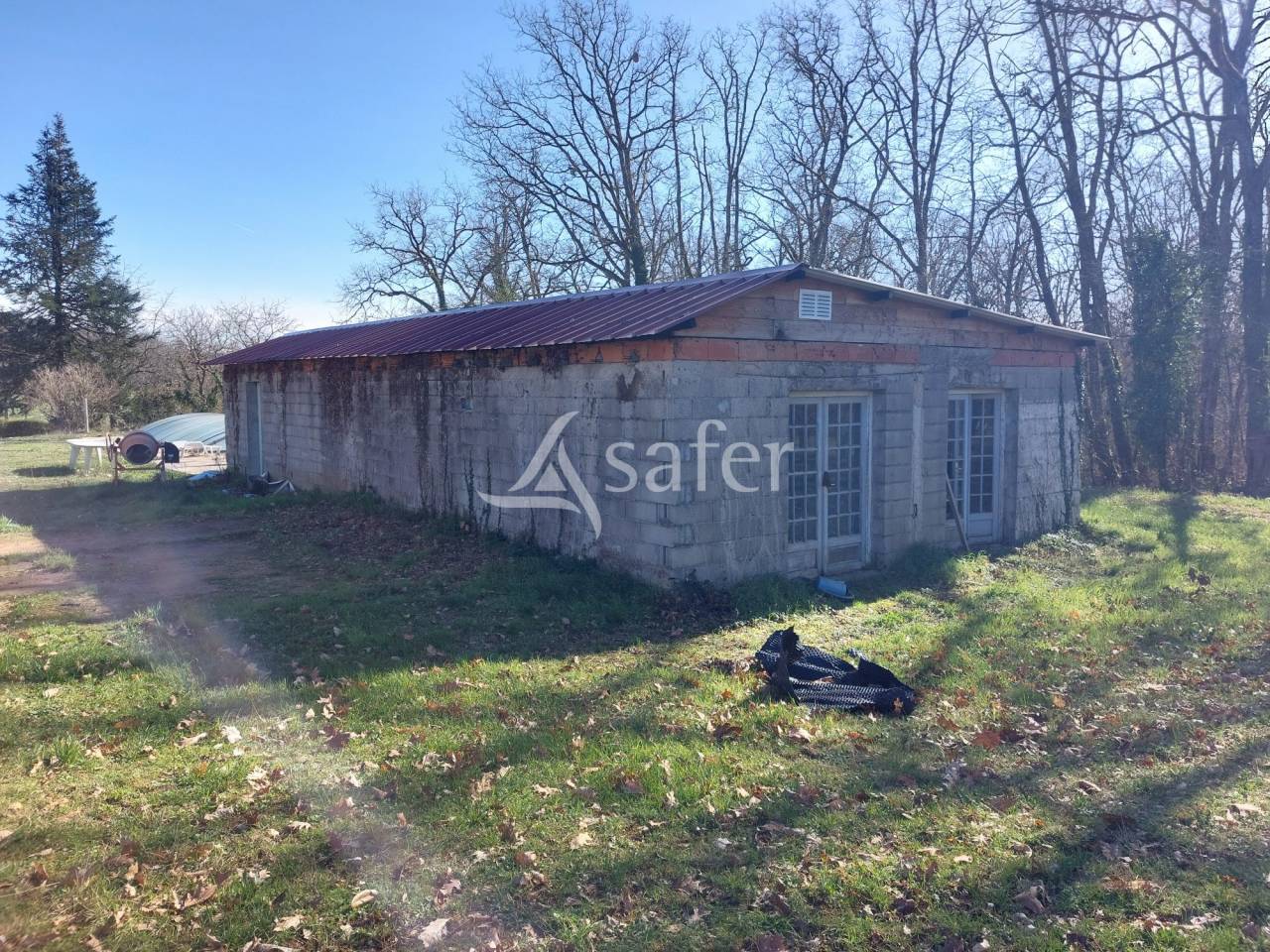 Belle propri&eacute;t&eacute; b&acirc;tie sur 18ha de pr&eacute;s et bois en P&eacute;rigord