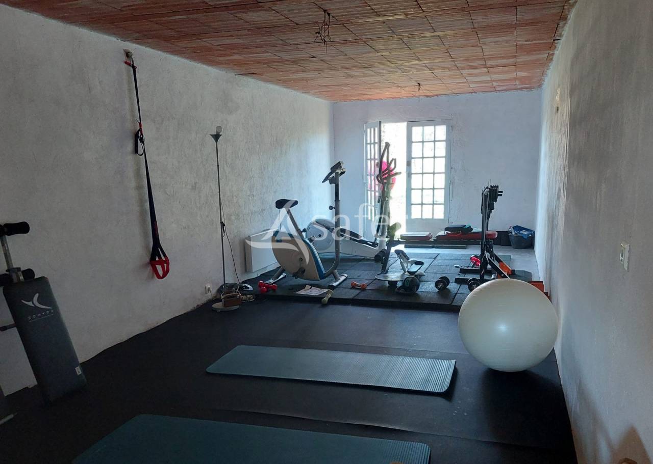 Belle propri&eacute;t&eacute; b&acirc;tie sur 18ha de pr&eacute;s et bois en P&eacute;rigord