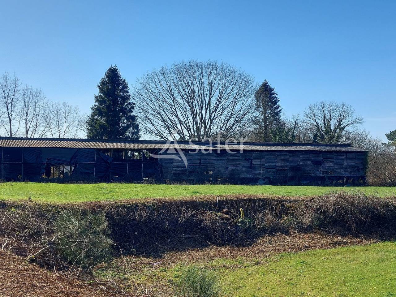 Belle propri&eacute;t&eacute; b&acirc;tie sur 18ha de pr&eacute;s et bois en P&eacute;rigord