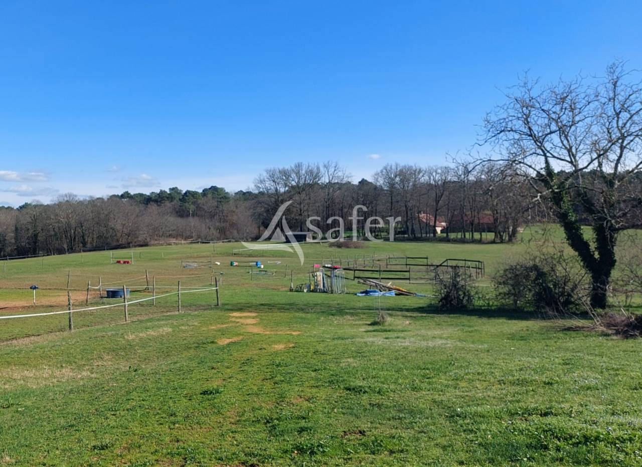 Belle propri&eacute;t&eacute; b&acirc;tie sur 18ha de pr&eacute;s et bois en P&eacute;rigord
