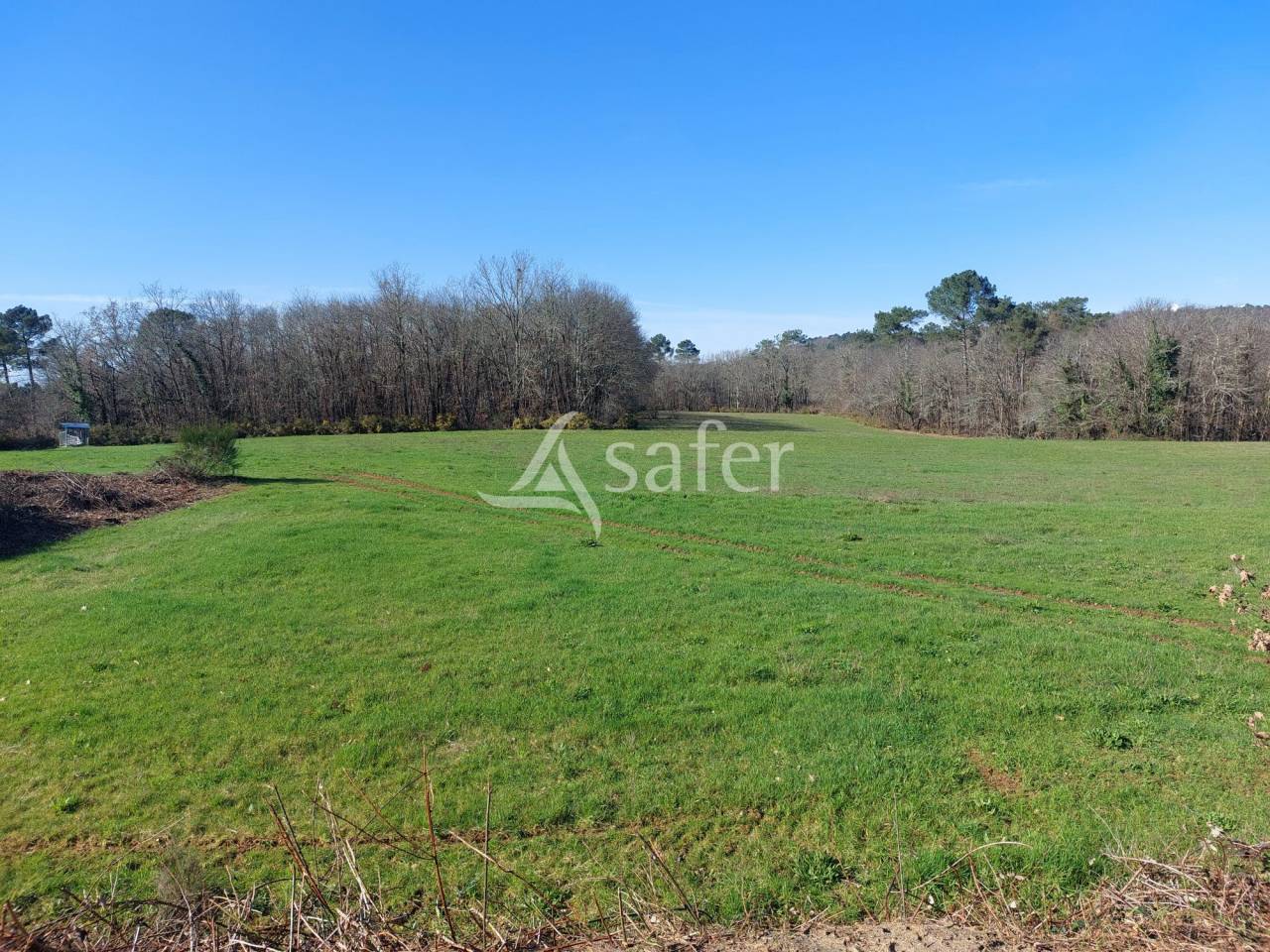 Belle propri&eacute;t&eacute; b&acirc;tie sur 18ha de pr&eacute;s et bois en P&eacute;rigord