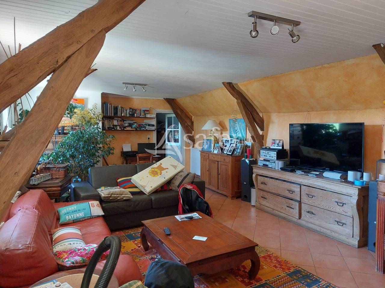 Belle propri&eacute;t&eacute; b&acirc;tie sur 18ha de pr&eacute;s et bois en P&eacute;rigord