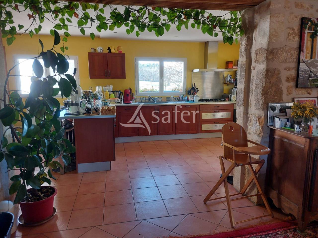 Belle propri&eacute;t&eacute; b&acirc;tie sur 18ha de pr&eacute;s et bois en P&eacute;rigord