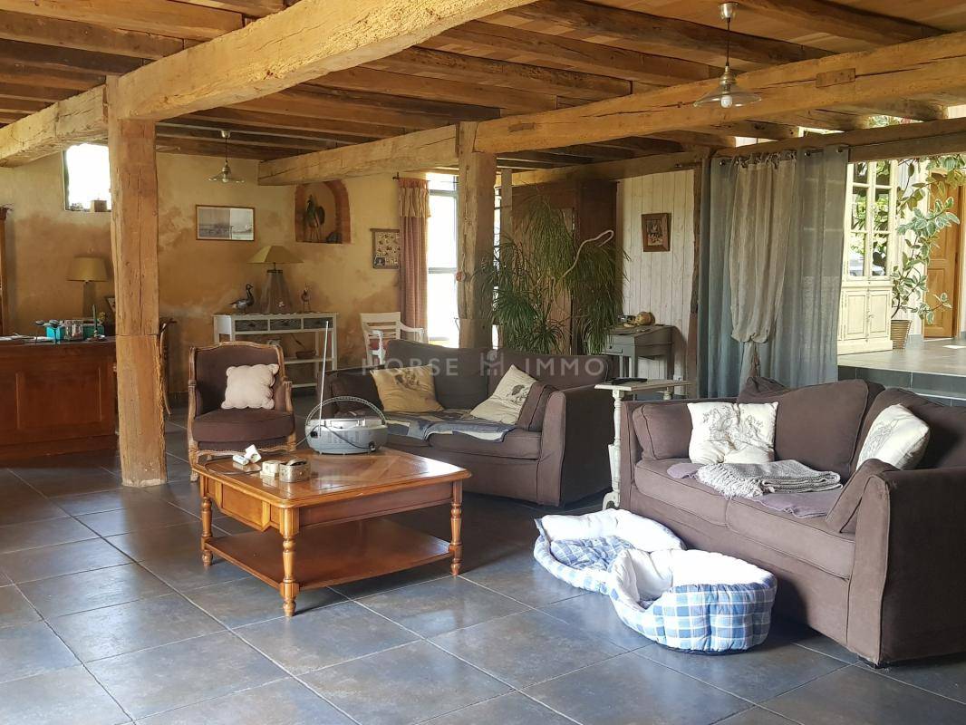 Belle propri&eacute;t&eacute; &eacute;questre avec deux maisons et 9 hectares en V
