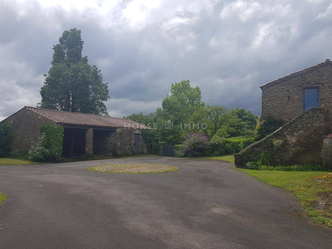 PROPRI&Eacute;T&Eacute; DE CARACT&Egrave;RE DE 9 HECTARES - DEUX HABITATIONS