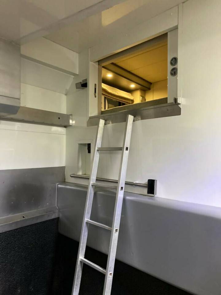 IVECO STRALIS 360 STX POP OUT GROOM LIVING