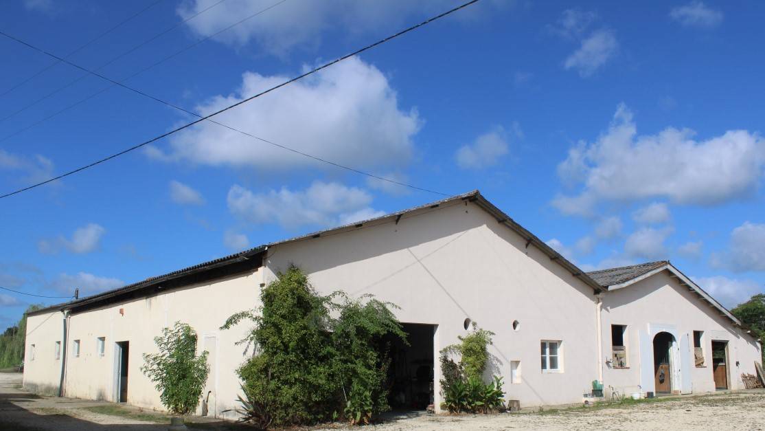 MAGNIFIQUE MANOIR DANS LE GERS sur 25 HECTARES 