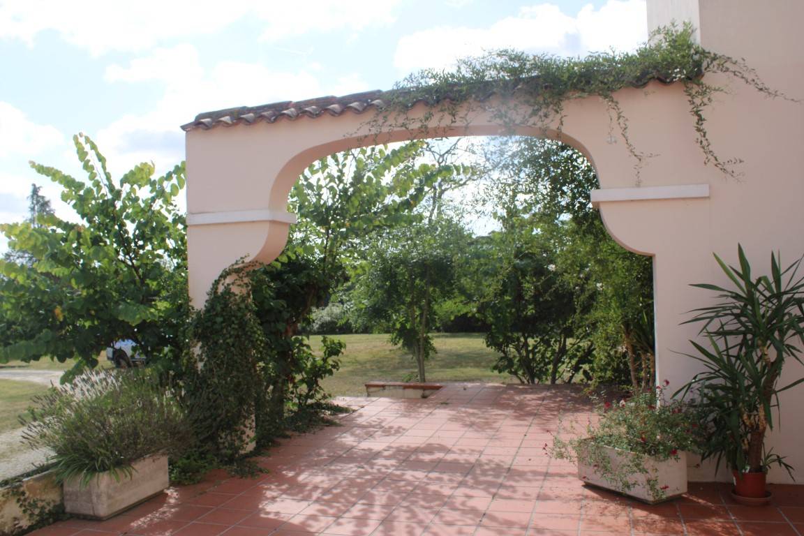 MAGNIFIQUE MANOIR DANS LE GERS sur 25 HECTARES 