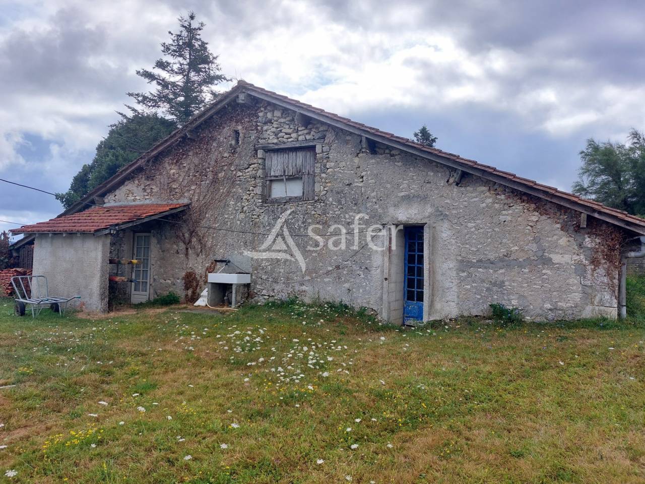 Propri&eacute;t&eacute; en pierre sur 42ha, proche P&eacute;rigueux