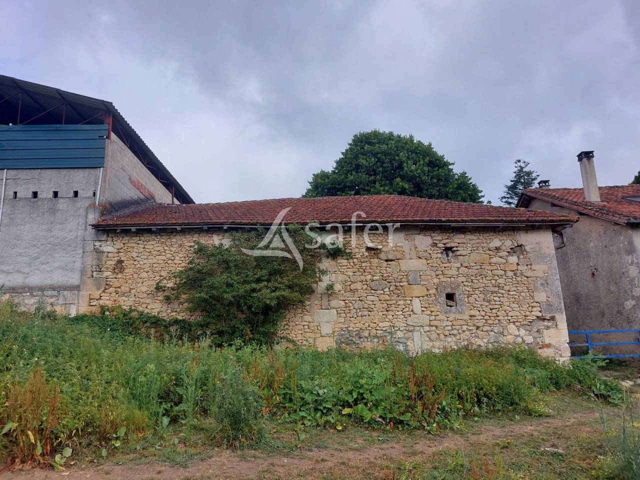 Propri&eacute;t&eacute; en pierre sur 42ha, proche P&eacute;rigueux