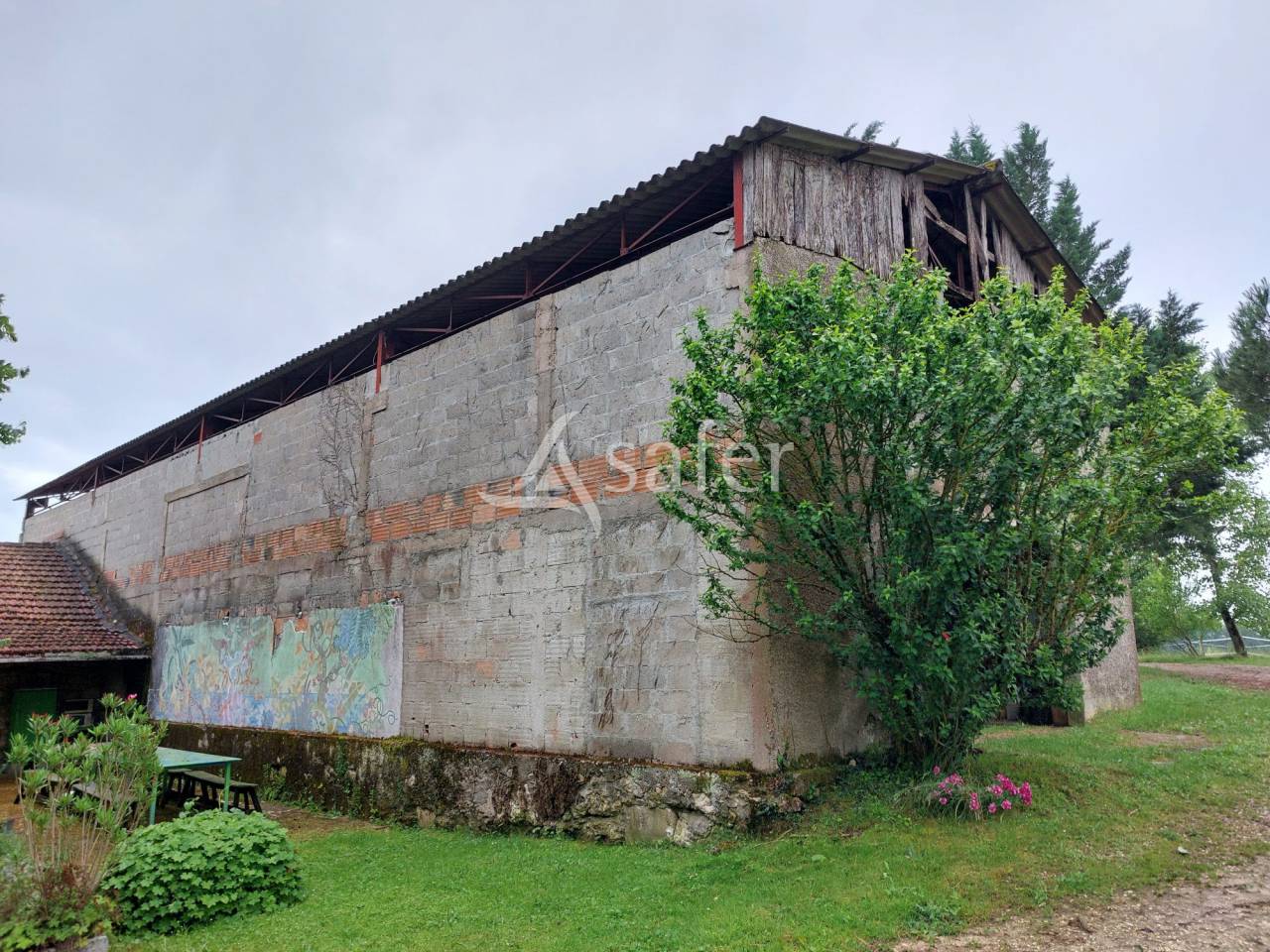 Propri&eacute;t&eacute; en pierre sur 42ha, proche P&eacute;rigueux