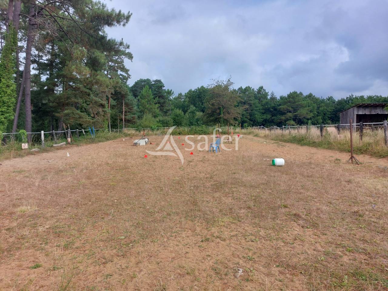 Propri&eacute;t&eacute; en pierre sur 42ha, proche P&eacute;rigueux