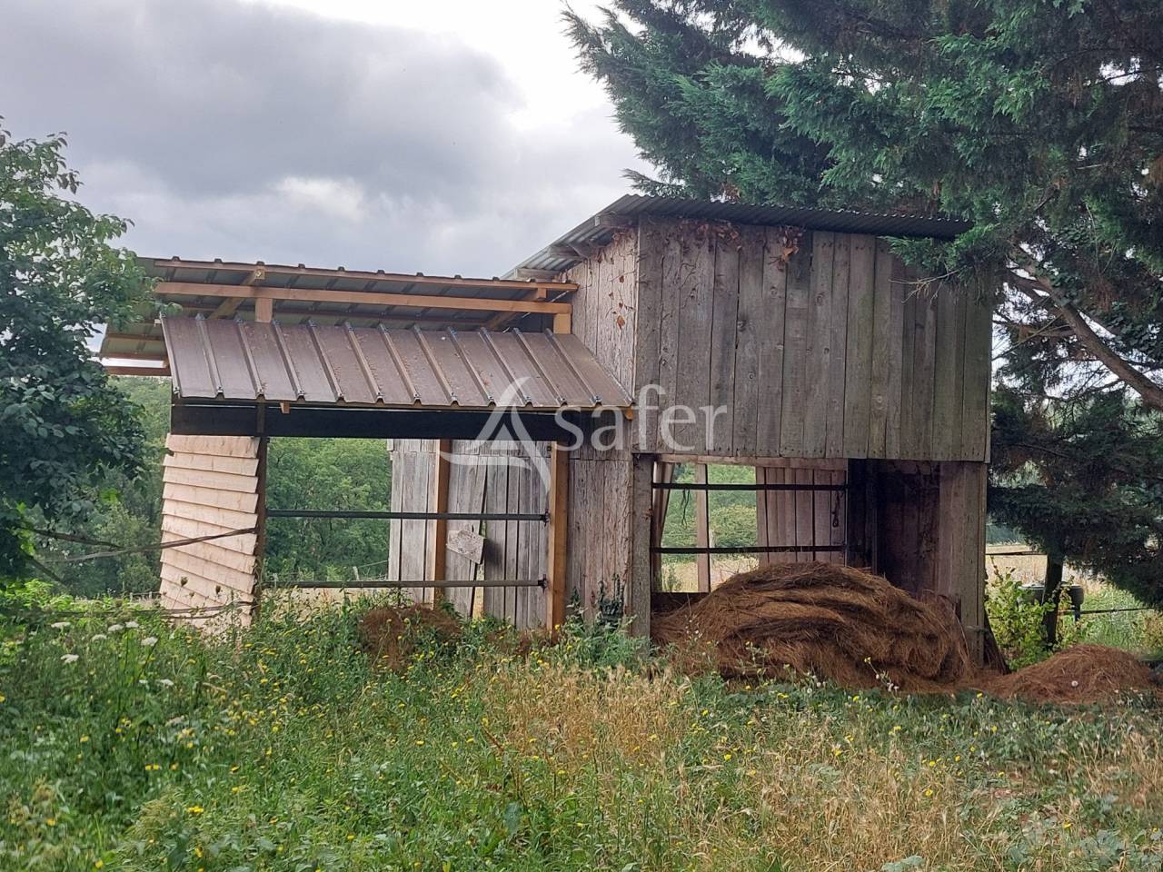 Propri&eacute;t&eacute; en pierre sur 42ha, proche P&eacute;rigueux