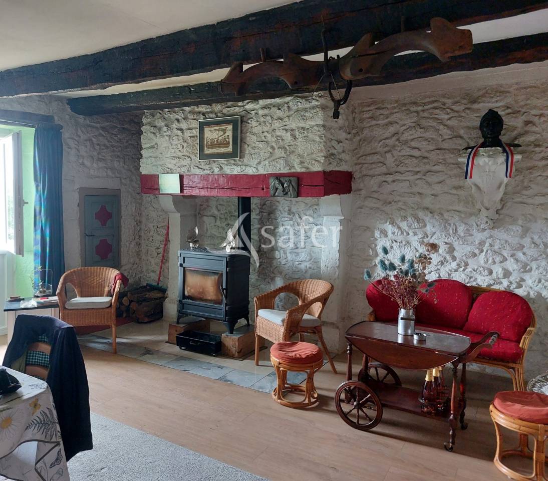 Propri&eacute;t&eacute; en pierre sur 42ha, proche P&eacute;rigueux