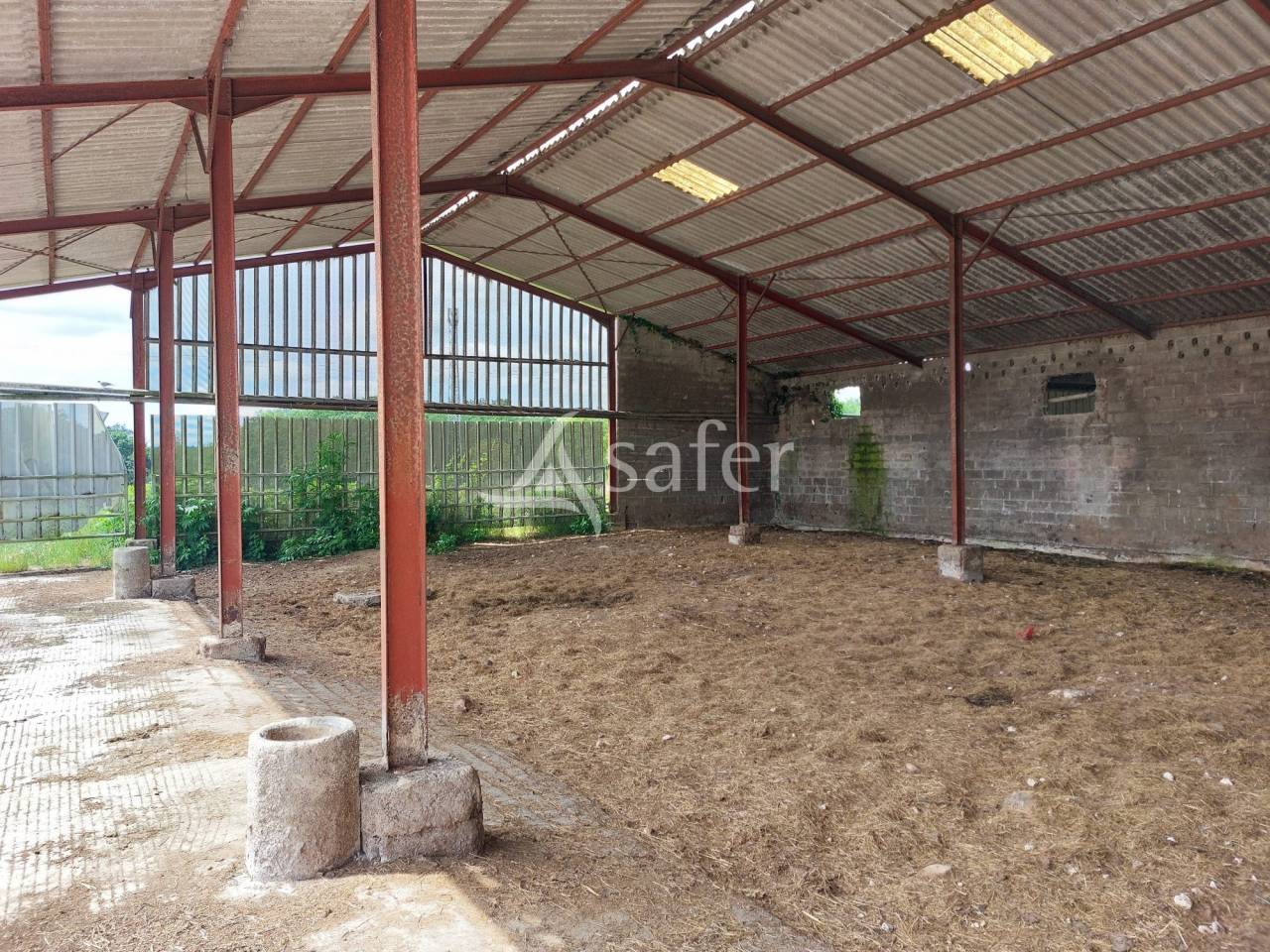 Exploitation d'&eacute;levage sur 32ha avec irrigation en P&eacute;rigord ve