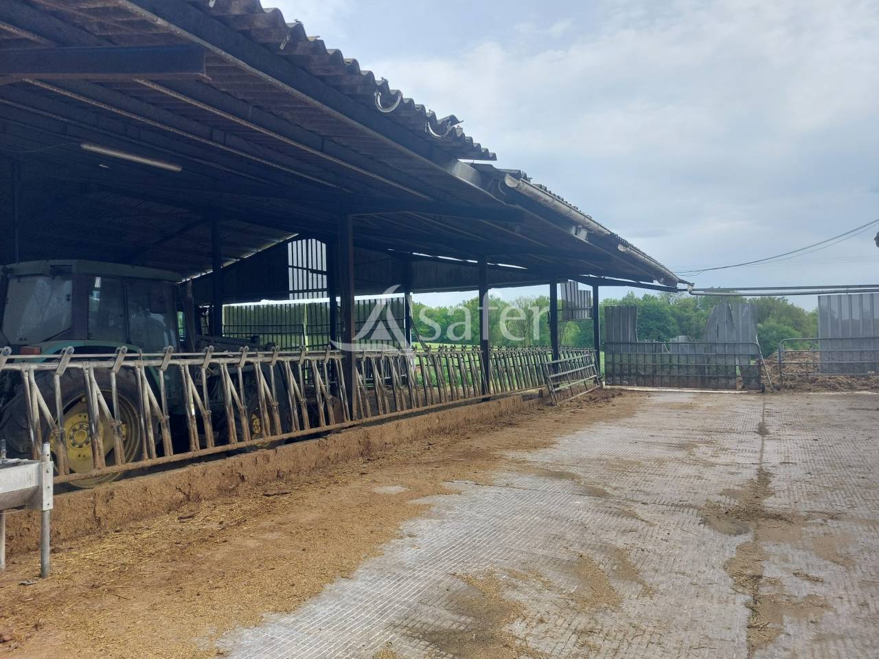 Exploitation d'&eacute;levage sur 32ha avec irrigation en P&eacute;rigord ve