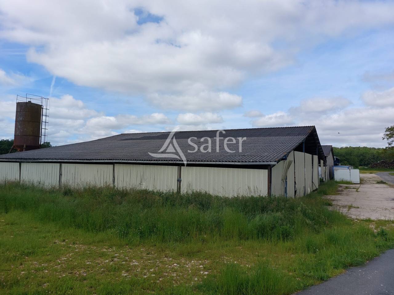 Exploitation d'&eacute;levage sur 32ha avec irrigation en P&eacute;rigord ve