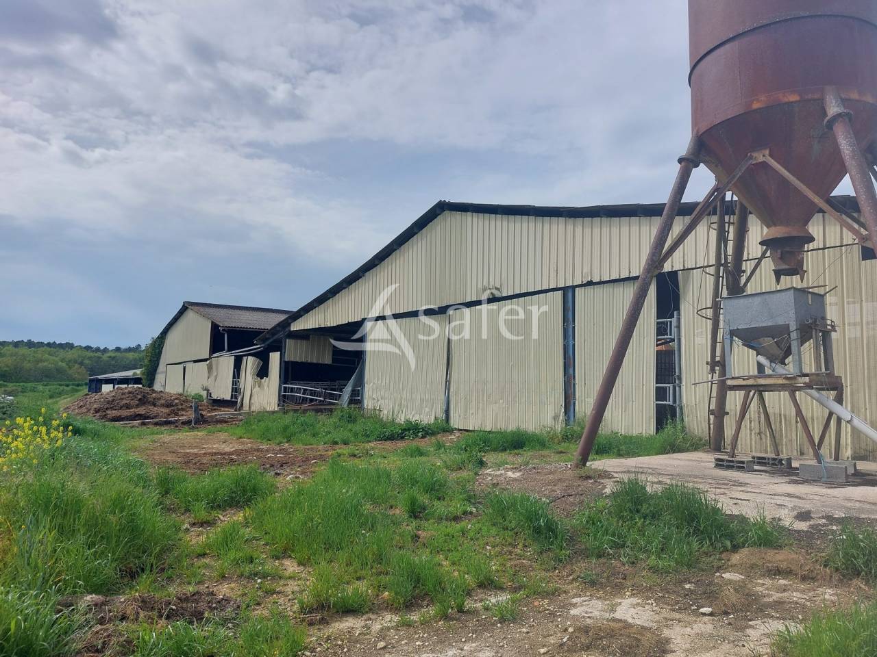 Exploitation d'&eacute;levage sur 32ha avec irrigation en P&eacute;rigord ve