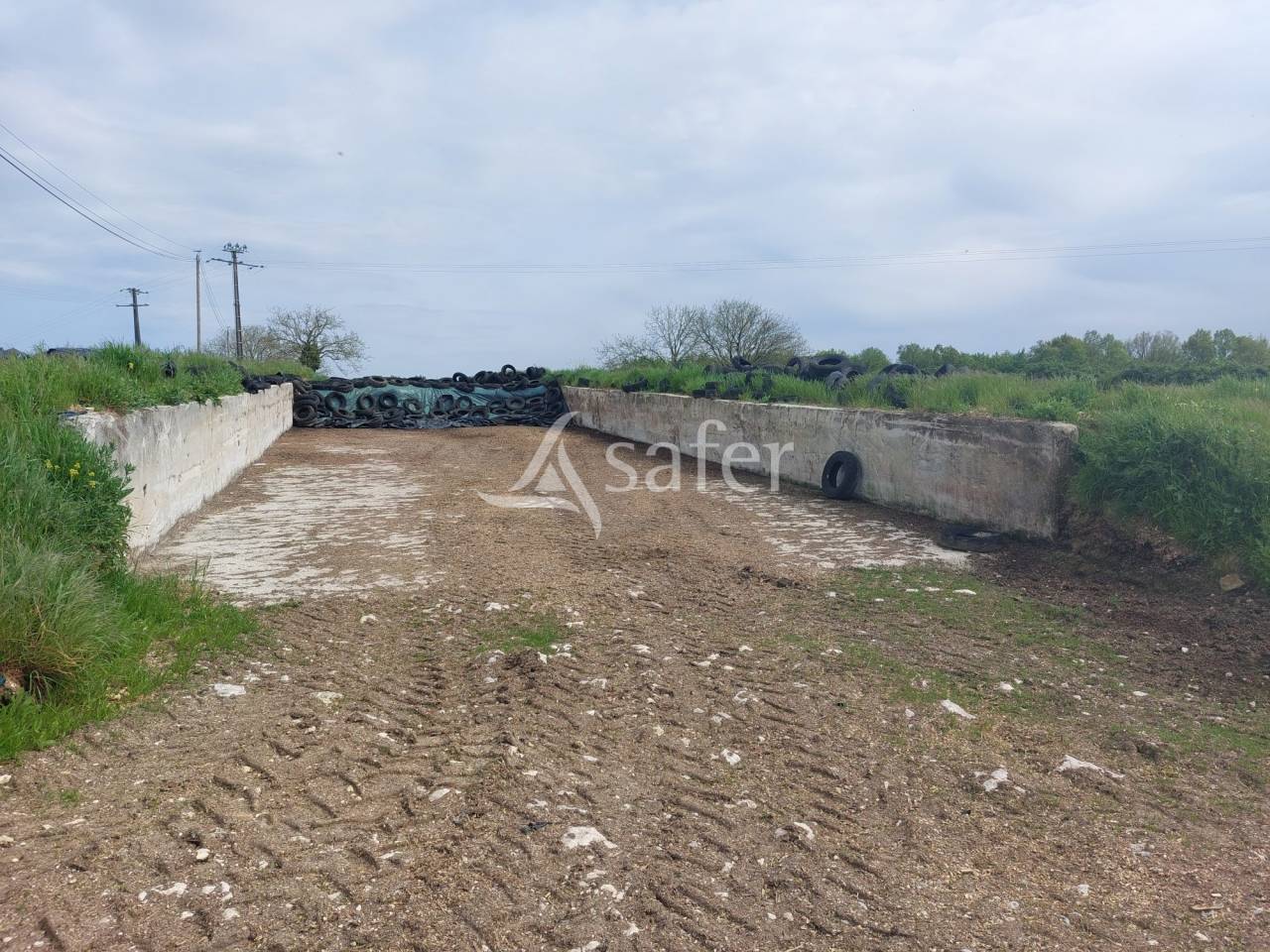 Exploitation d'&eacute;levage sur 32ha avec irrigation en P&eacute;rigord ve