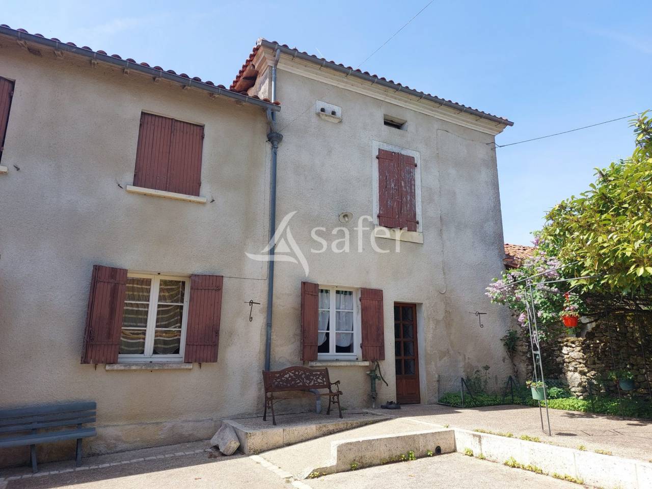 Exploitation d'&eacute;levage sur 32ha avec irrigation en P&eacute;rigord ve