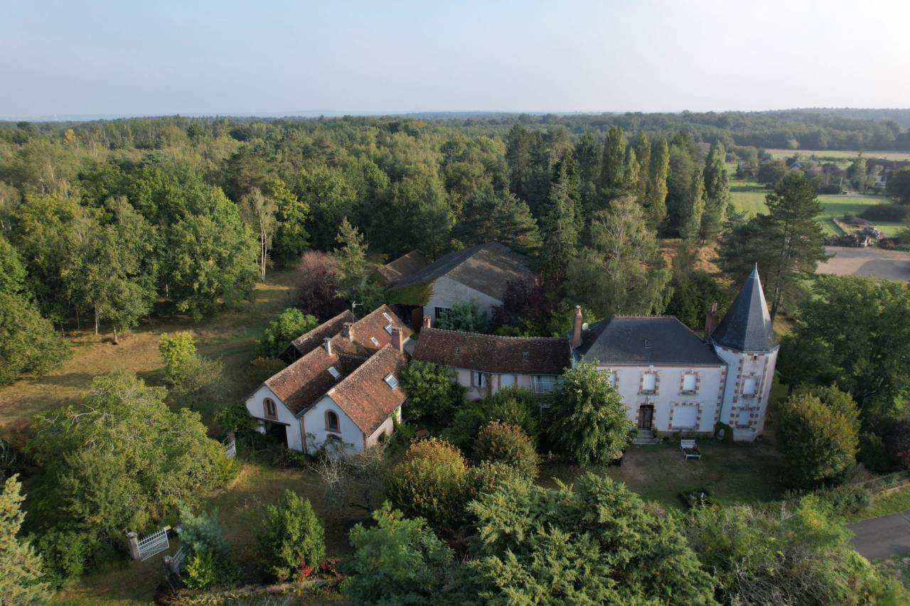 Propriété avec Deux Maisons et un Gîte sur 7,3 ha