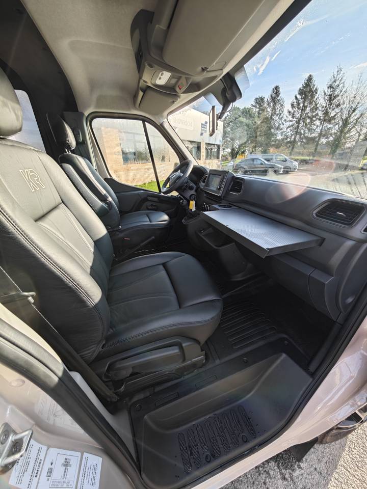 Camion 2 chevaux Krismar 5 places assises stalles