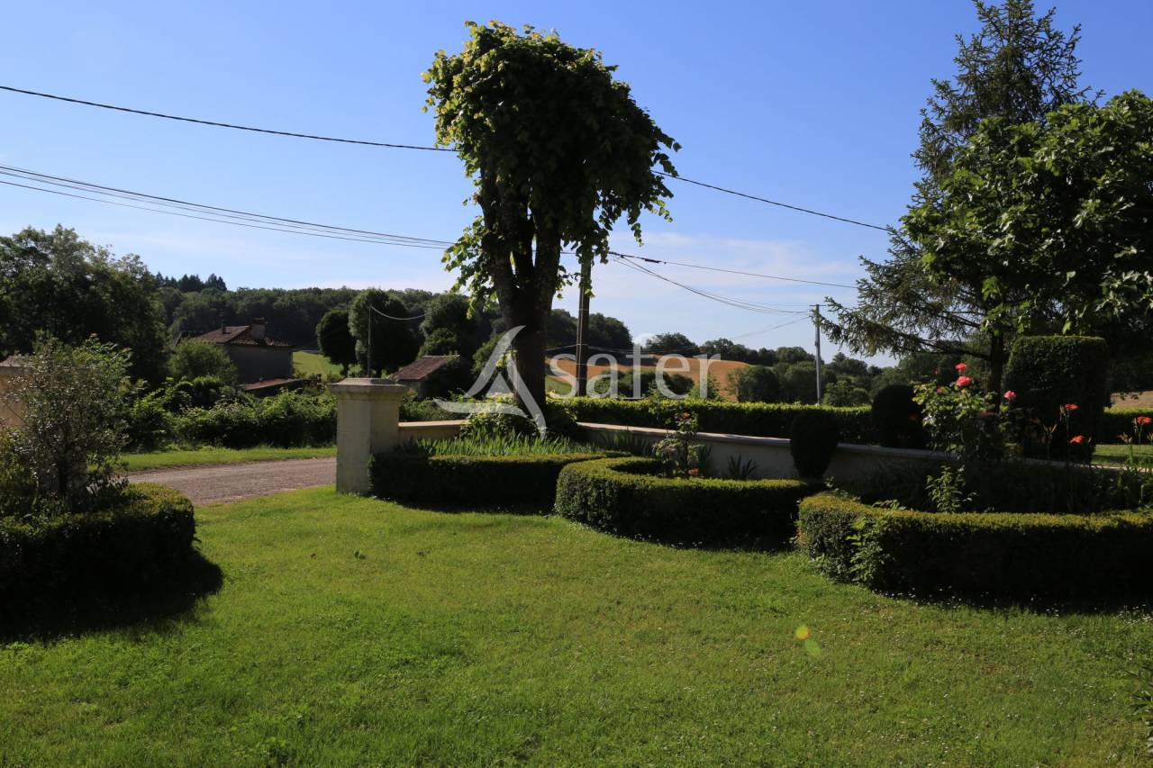 Propri&eacute;t&eacute; quercynoise sur 5 ha proche Cahors et A20