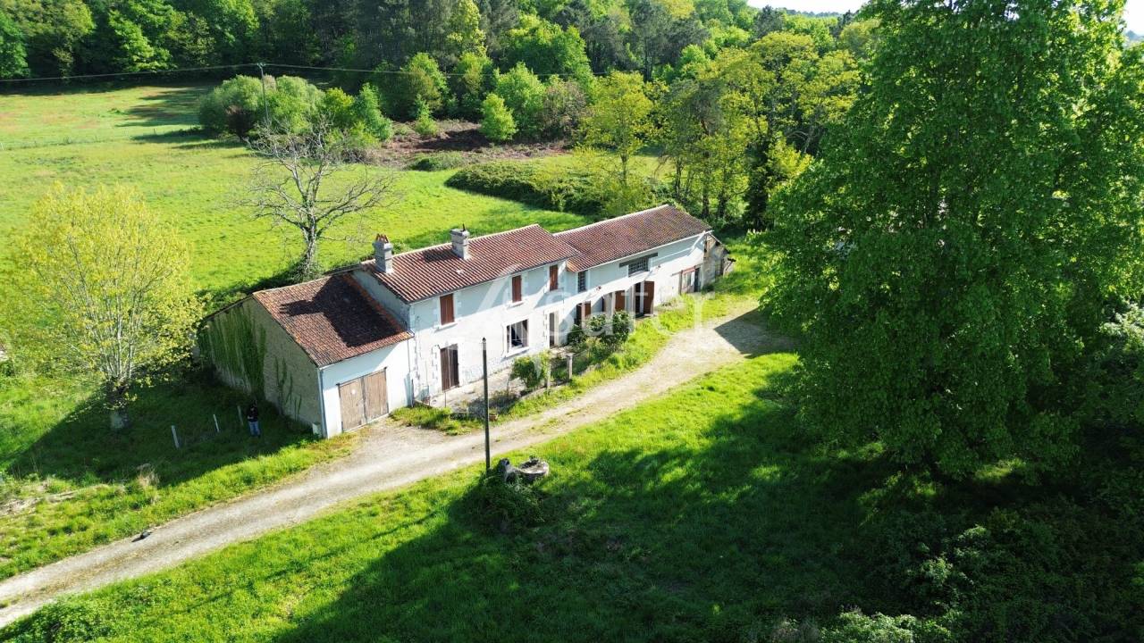 Propri&eacute;t&eacute; b&acirc;tie avec 3 logements sur 31ha de pr&eacute;s et bois