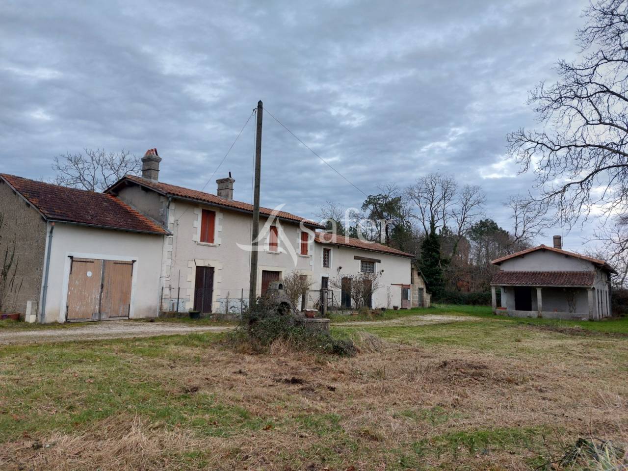 Propri&eacute;t&eacute; b&acirc;tie avec 3 logements sur 31ha de pr&eacute;s et bois