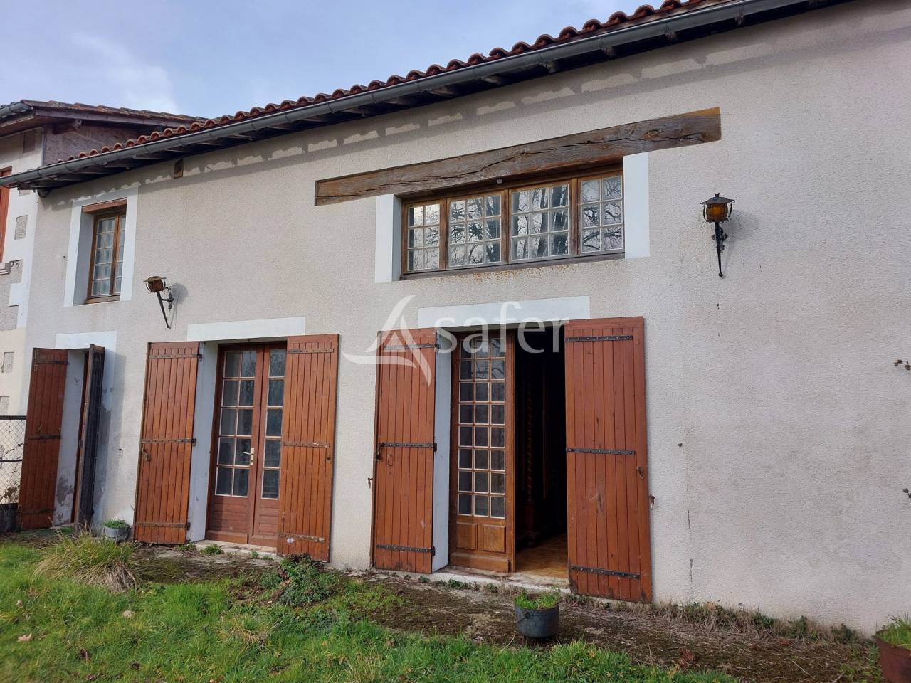 Propri&eacute;t&eacute; b&acirc;tie avec 3 logements sur 31ha de pr&eacute;s et bois