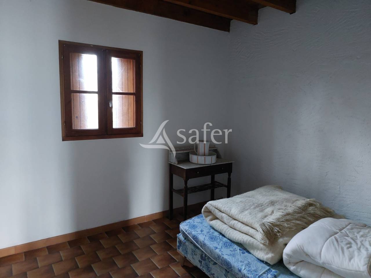 Propri&eacute;t&eacute; b&acirc;tie avec 3 logements sur 31ha de pr&eacute;s et bois