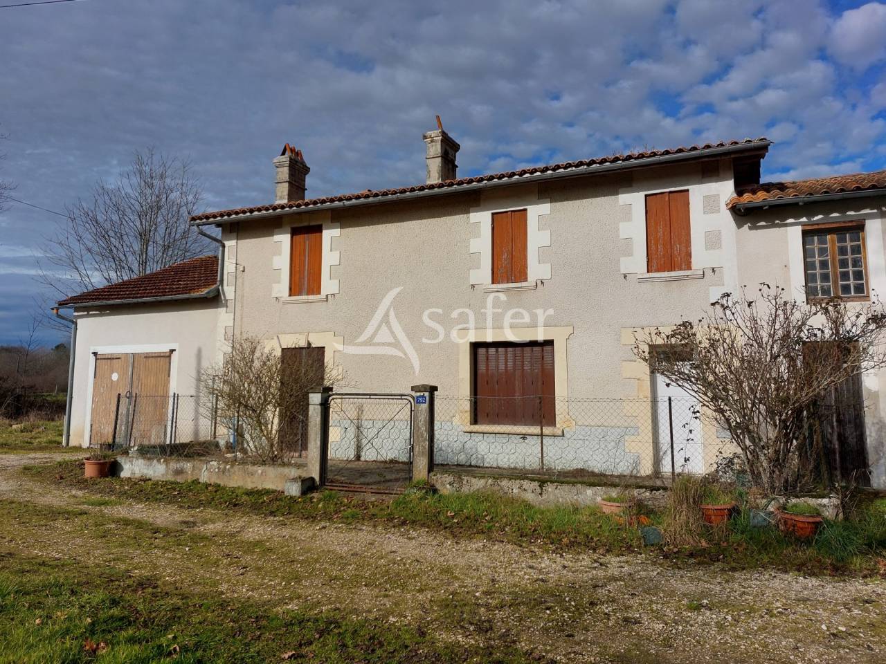 Propri&eacute;t&eacute; b&acirc;tie avec 3 logements sur 31ha de pr&eacute;s et bois