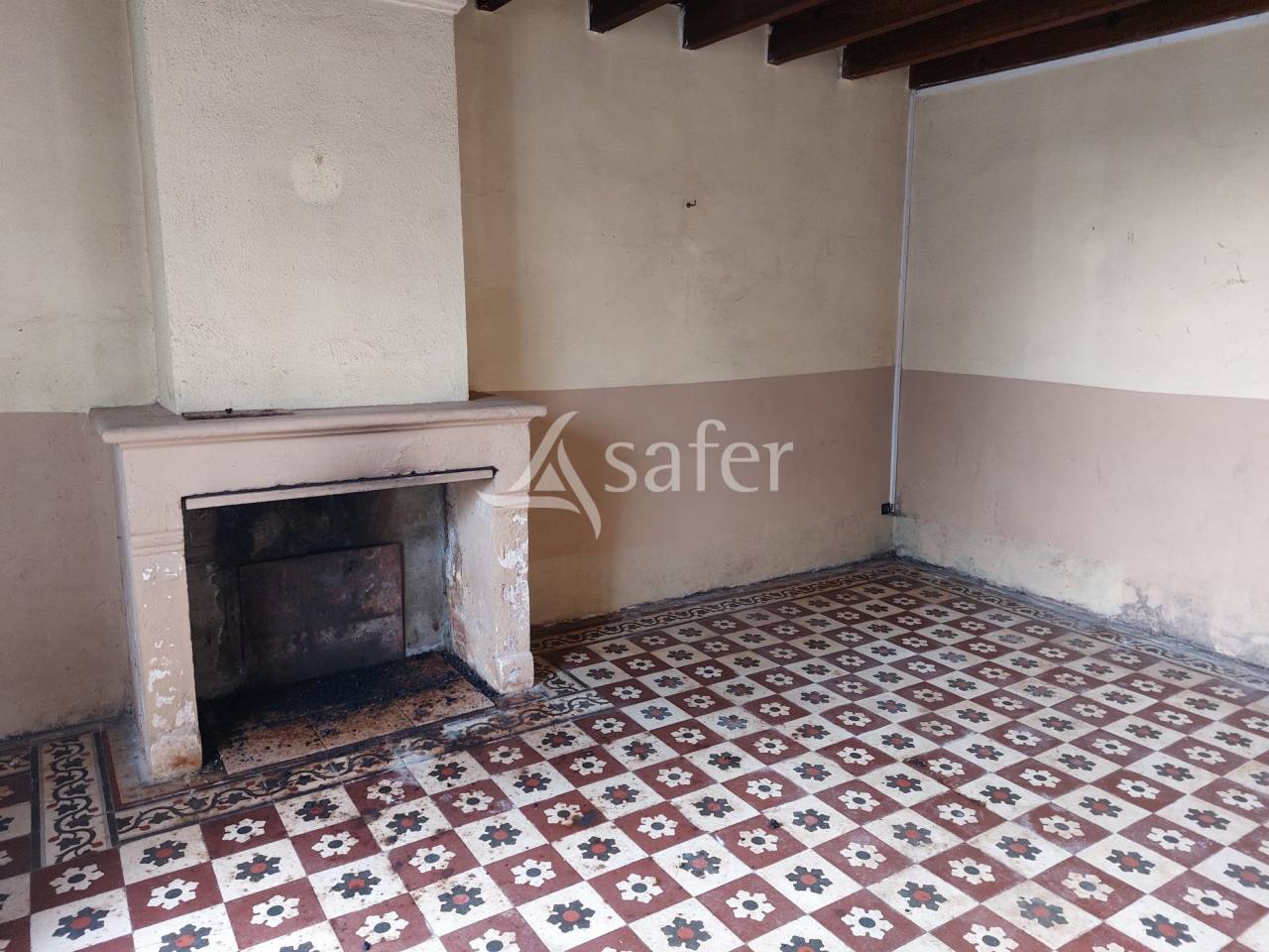 Propri&eacute;t&eacute; b&acirc;tie avec 3 logements sur 31ha de pr&eacute;s et bois