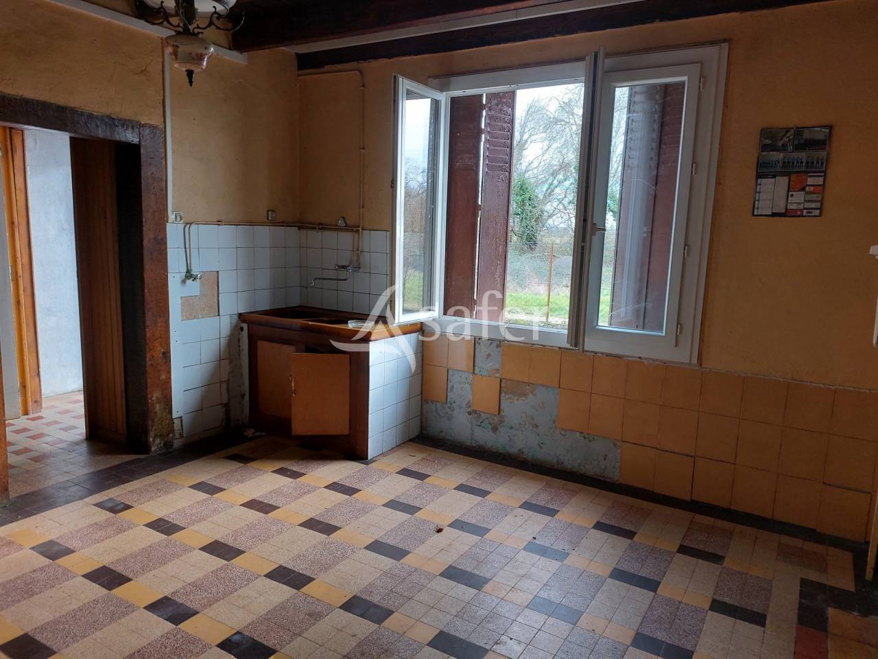 Propri&eacute;t&eacute; b&acirc;tie avec 3 logements sur 31ha de pr&eacute;s et bois