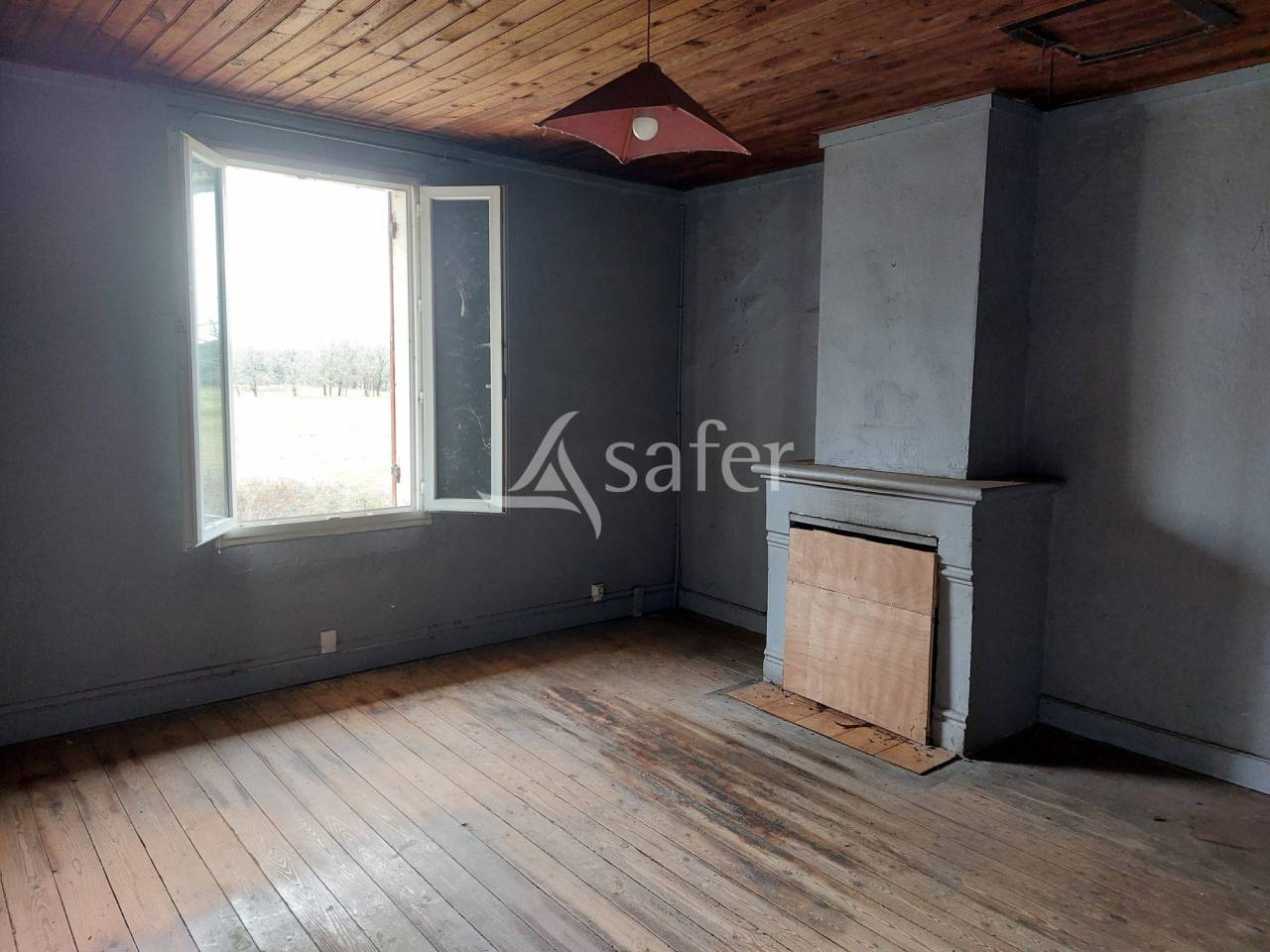 Propri&eacute;t&eacute; b&acirc;tie avec 3 logements sur 31ha de pr&eacute;s et bois