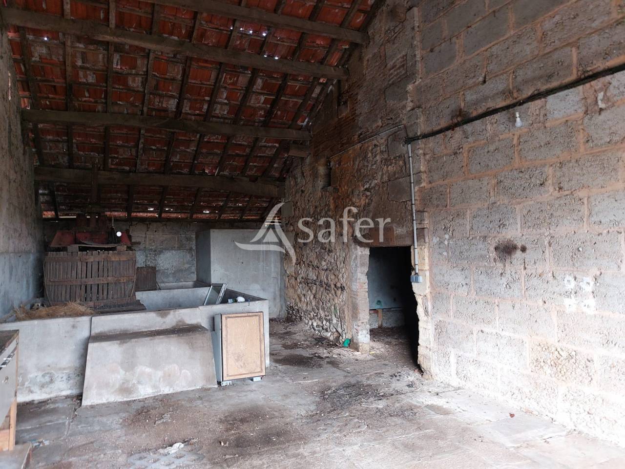 Propri&eacute;t&eacute; b&acirc;tie avec 3 logements sur 31ha de pr&eacute;s et bois