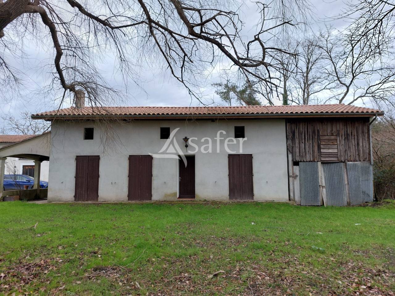 Propri&eacute;t&eacute; b&acirc;tie avec 3 logements sur 31ha de pr&eacute;s et bois