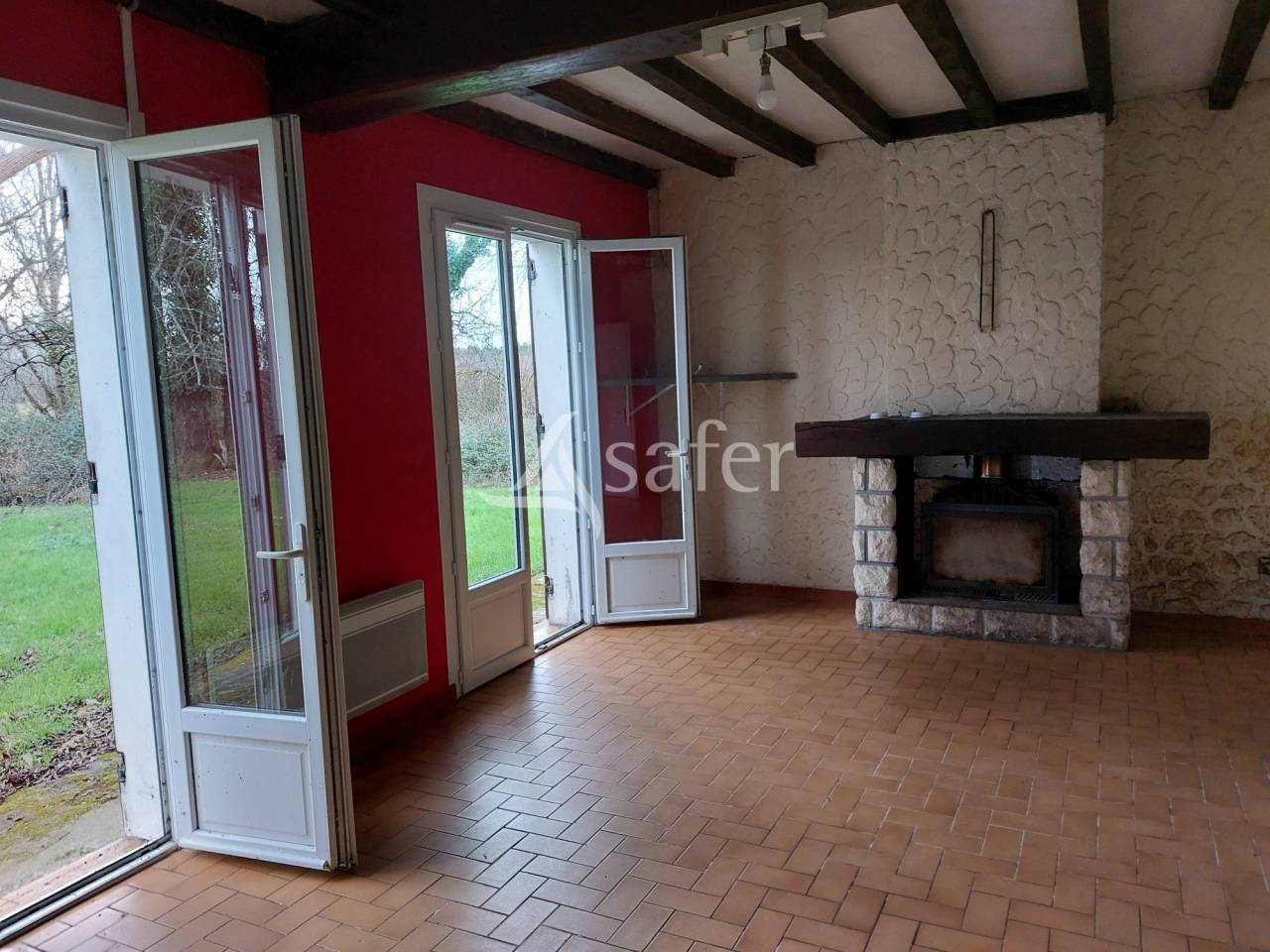 Propri&eacute;t&eacute; b&acirc;tie avec 3 logements sur 31ha de pr&eacute;s et bois