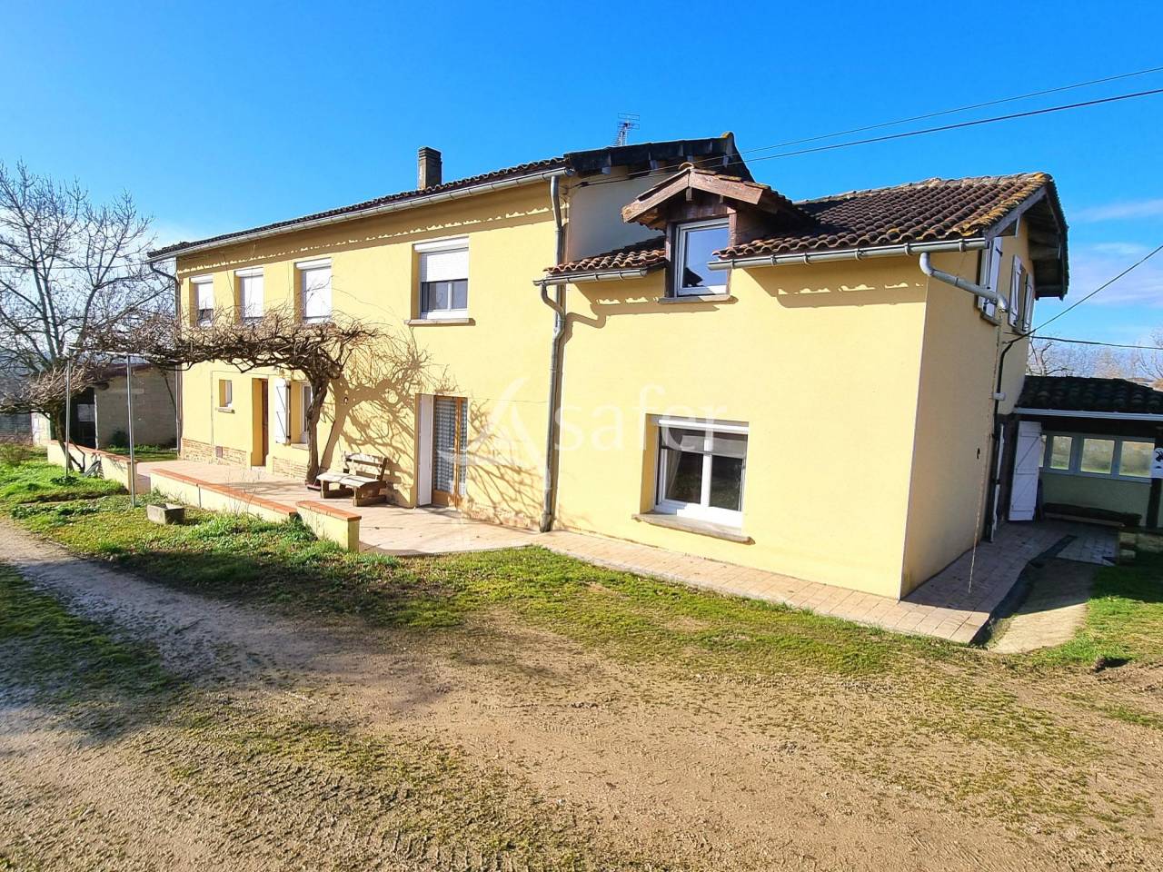 Exploitation Polyculture-Elevage avec grande maison et d&eacute;pendan