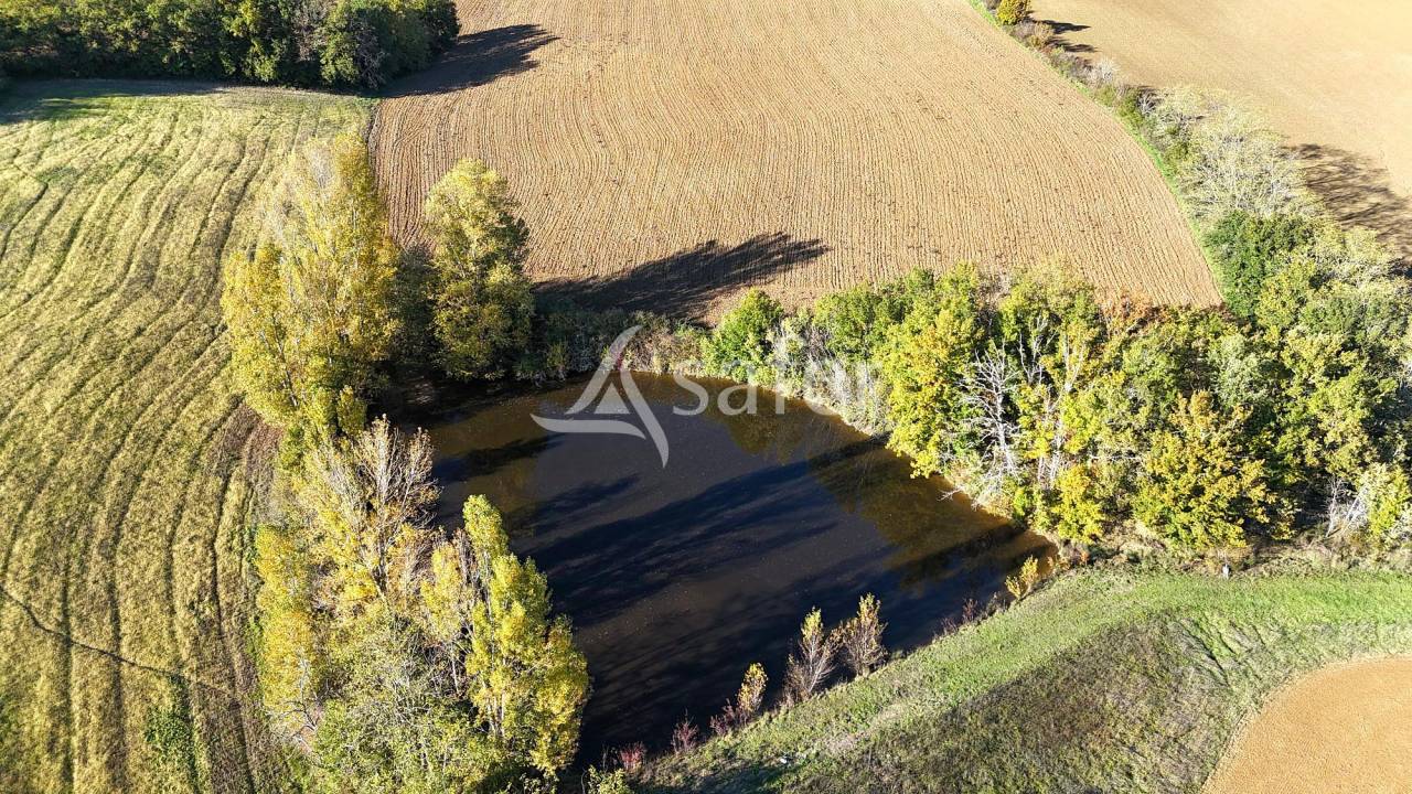 Exploitation Polyculture-Elevage avec grande maison et d&eacute;pendan