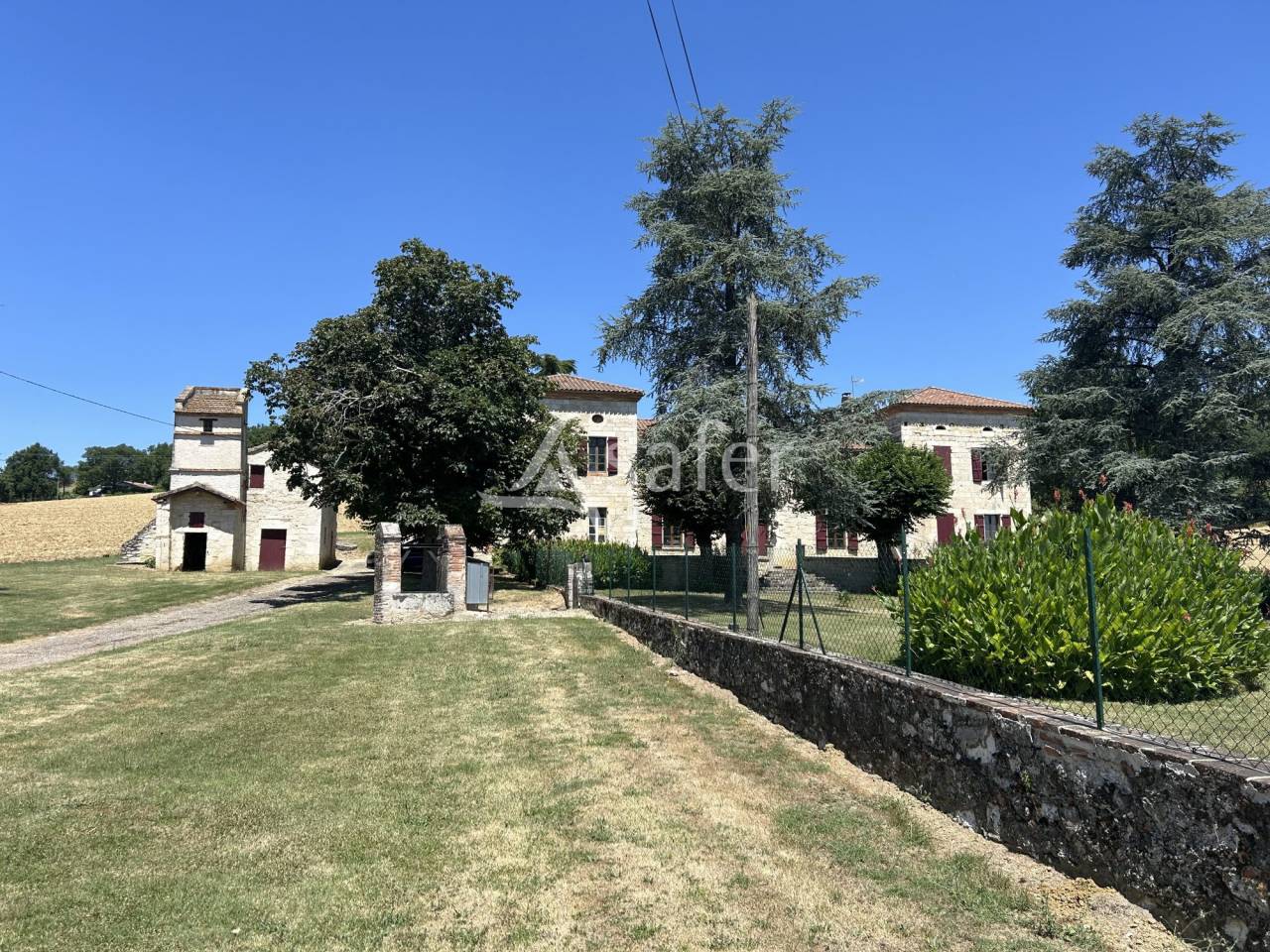 Propriété en pierre de caractère sur 25ha