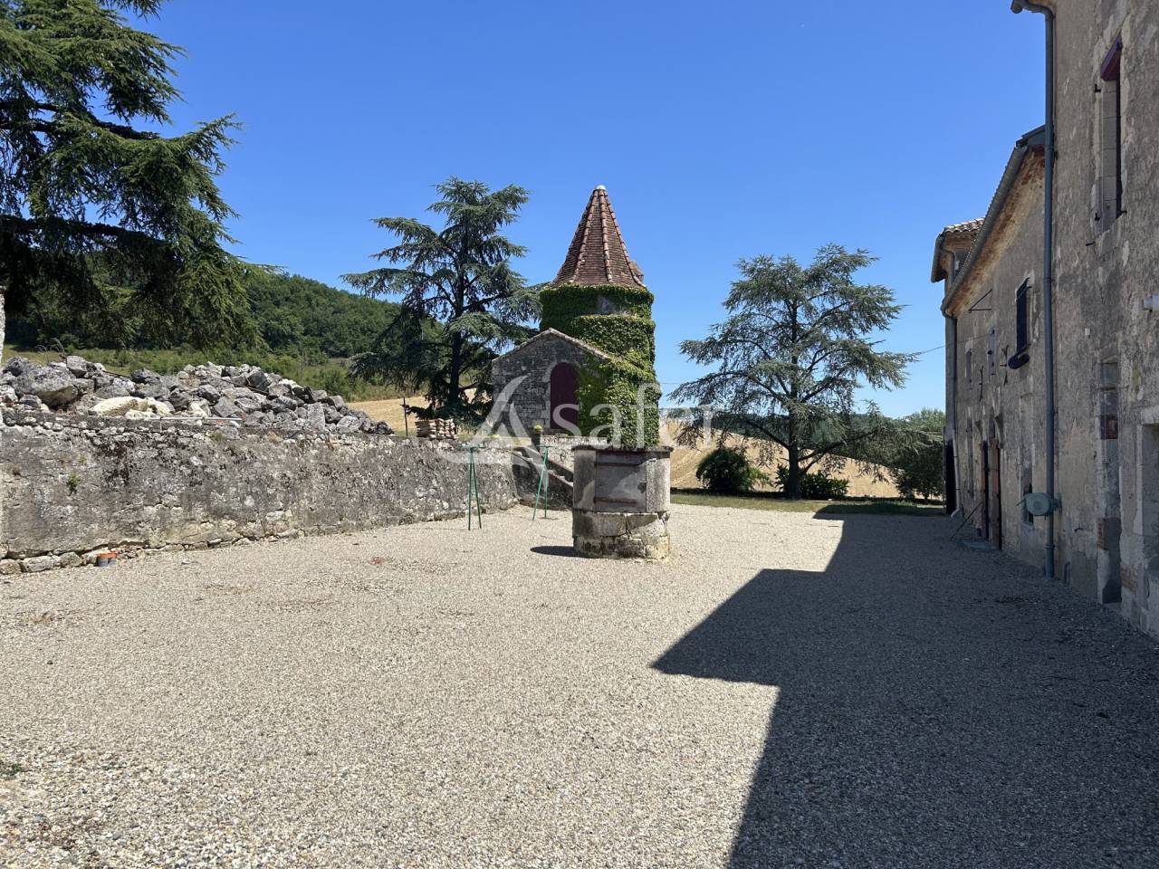 Propriété en pierre de caractère sur 25ha