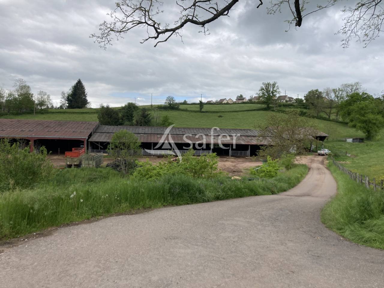Terrain de 4,4 ha avec b&acirc;timents agricoles de 3400 m&sup2; - Dompie