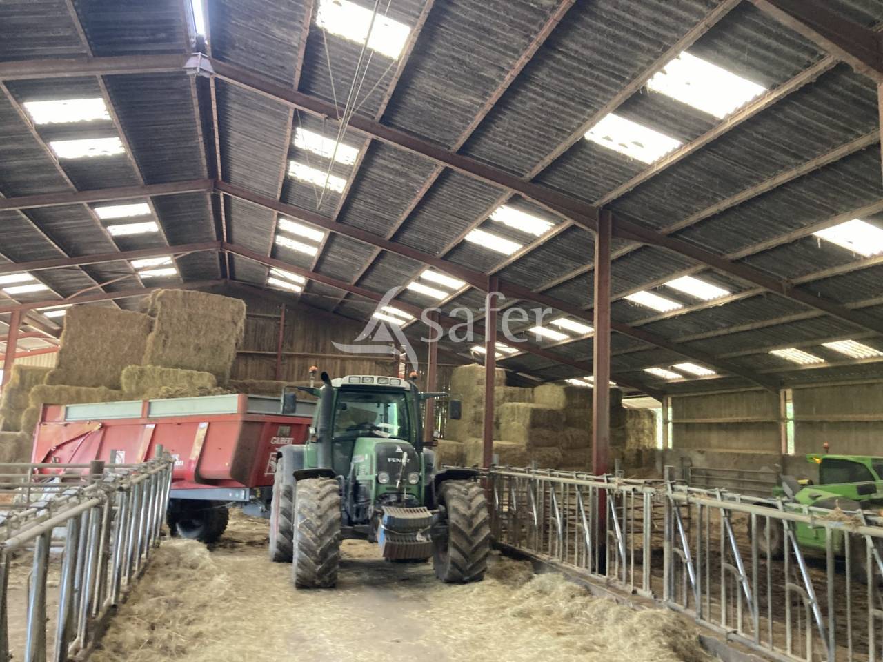 Terrain de 4,4 ha avec b&acirc;timents agricoles de 3400 m&sup2; - Dompie