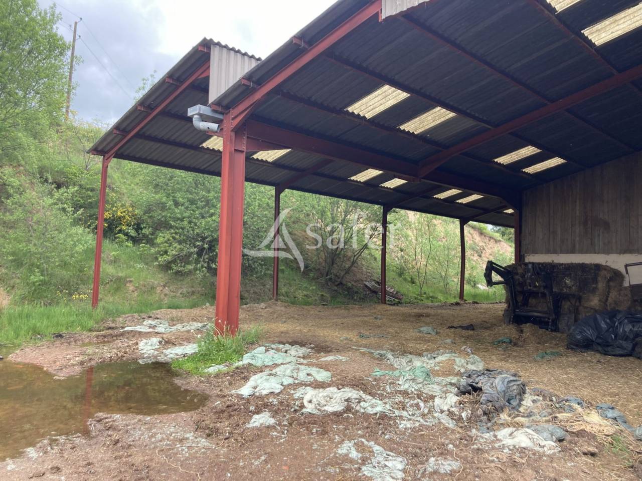 Terrain de 4,4 ha avec b&acirc;timents agricoles de 3400 m&sup2; - Dompie