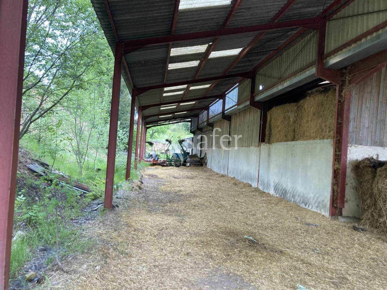 Terrain de 4,4 ha avec b&acirc;timents agricoles de 3400 m&sup2; - Dompie
