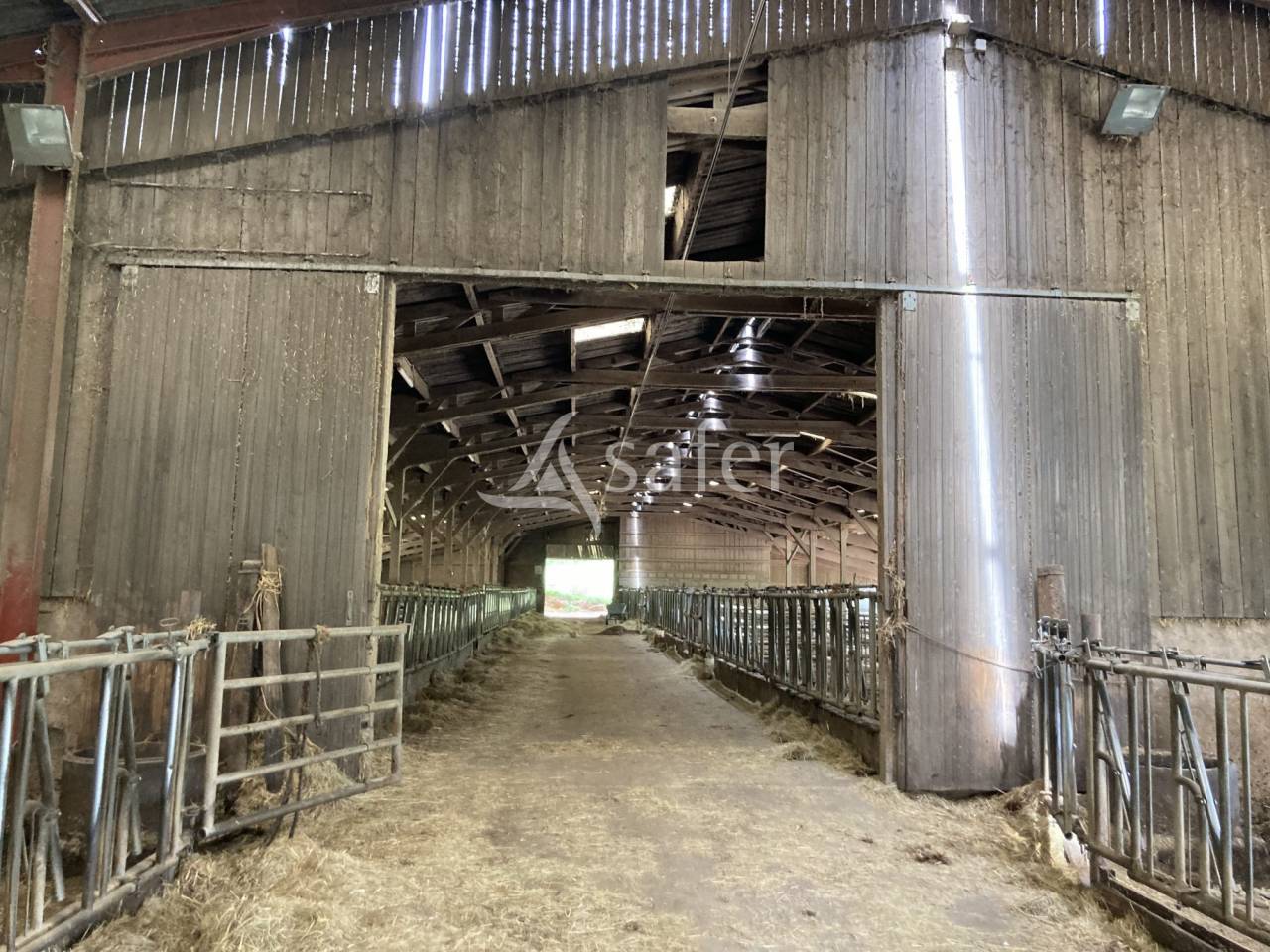Terrain de 4,4 ha avec b&acirc;timents agricoles de 3400 m&sup2; - Dompie