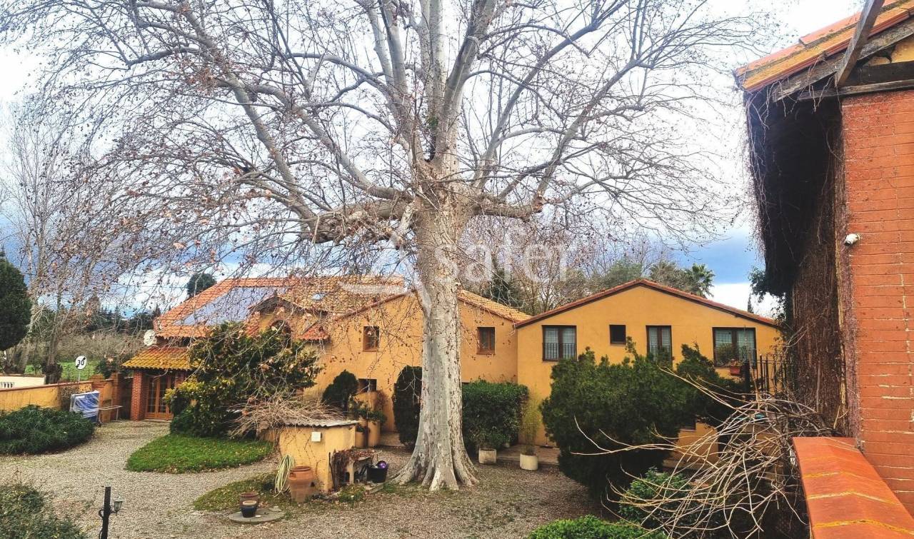 Mas compos&eacute; de plusieurs logements ind&eacute;pendants et 4 hectares